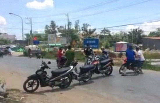 Video: Liều chết lao thẳng xe máy vào lực lượng vây bắt thuốc lá lậu