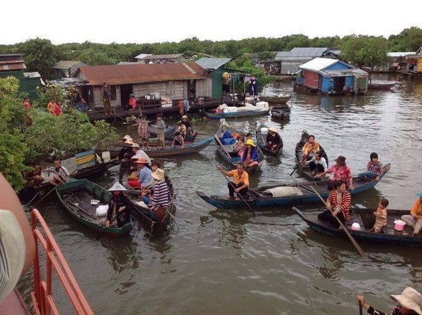 Chuyến du lịch ý nghĩa mang đầy tính nhân văn khi du khách có thể hiểu và giúp đỡ cho cuộc sống người dân Việt nghèo, đang sinh sống tại vùng sông nước Biển Hồ (Campuchia) là ý tưởng khá độc đáo mà Sư Tạng Minh dành cả tâm huyết để tổ chức hàng tháng.