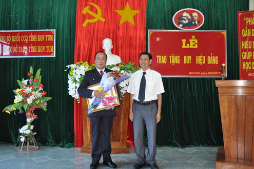 Trao Huy hiệu 30 năm tuổi Đảng cho Chánh án TAND tỉnh Kon Tum