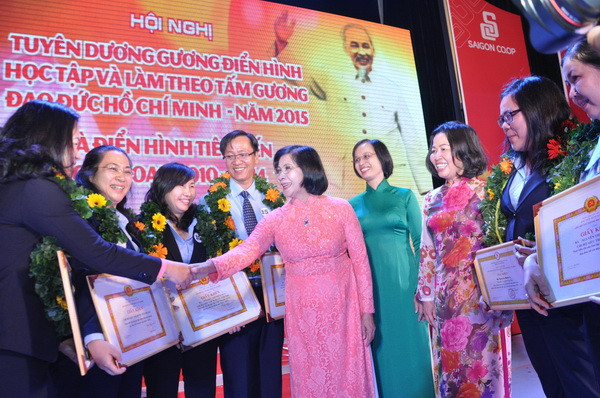Bà Nguyễn Thị Thu Hà trao bằng khen cho các cá nhân tập thể điển hình tiên tiến của Saigon Co.op