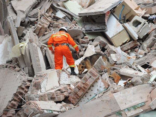 Trung Quốc: Nhà 9 tầng đổ sập, 16 người mất tích