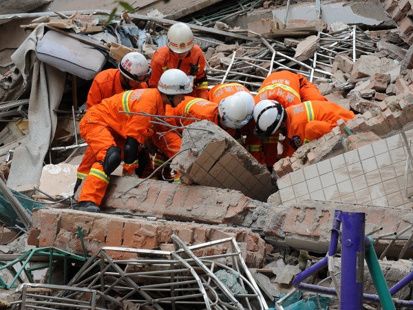 Trung Quốc: Nhà 9 tầng đổ sập, 16 người mất tích