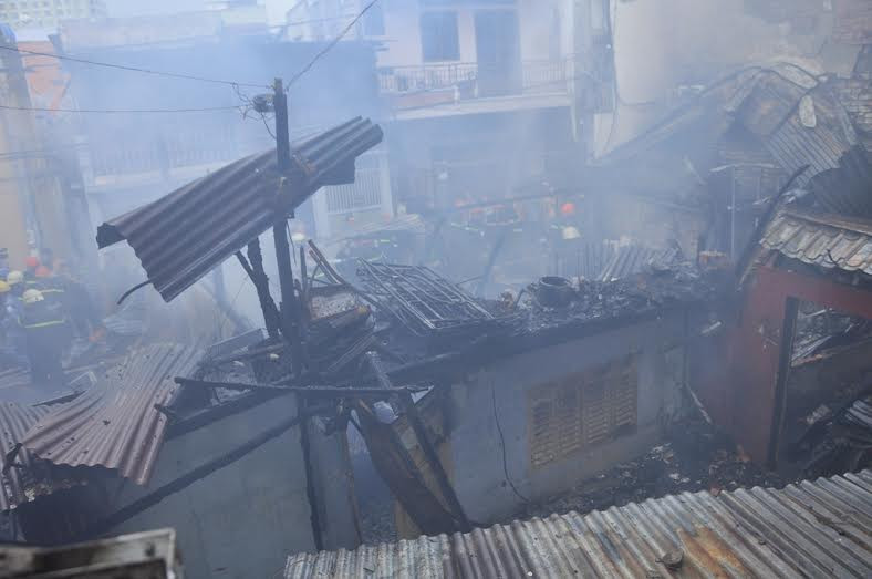 Cháy nổ lớn, nhiều căn nhà bị thiêu rụi hoàn toàn