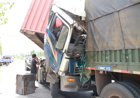 Xe container gây tai nạn liên hoàn, tài xế thoát chết nhờ đi vệ sinh