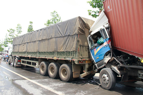 Xe container gây tai nạn liên hoàn, tài xế thoát chết nhờ đi vệ sinh