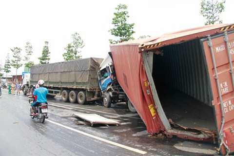 Xe container gây tai nạn liên hoàn, tài xế thoát chết nhờ đi vệ sinh