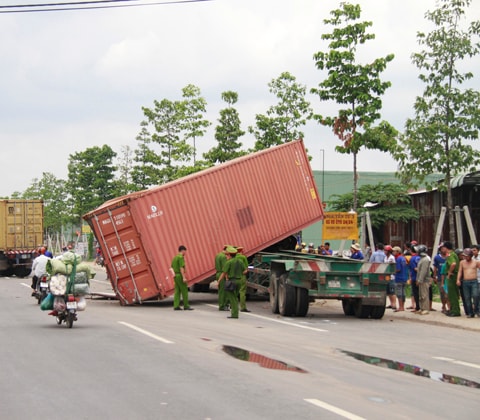 Xe container gây tai nạn liên hoàn, tài xế thoát chết nhờ đi vệ sinh