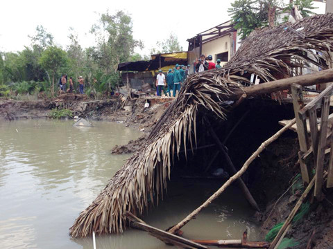 Nhiều ngôi nhà bị đổ xuống sông, 1 người thoát chết