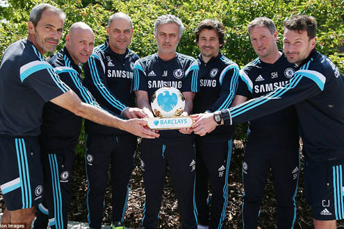 Bỏ qua giải thưởng tháng, HLV Mourinho ẵm giải thưởng năm