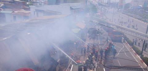 Cháy lớn trên đường Phạm Văn Đồng, nhiều căn nhà bị thiêu rụi hoàn toàn