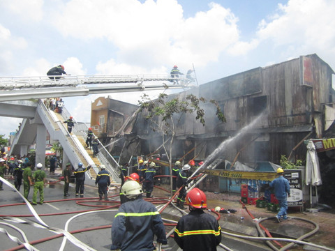Cháy lớn trên đường Phạm Văn Đồng, nhiều căn nhà bị thiêu rụi hoàn toàn