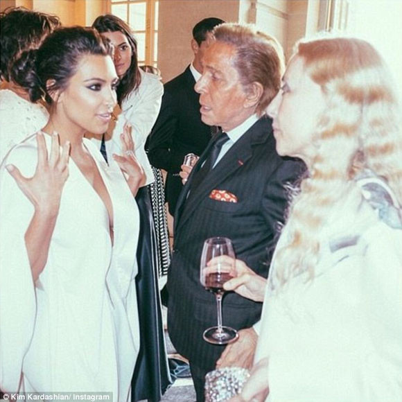 Bất ngờ loạt ảnh tiệc cưới xa hoa của Kim Kardashian