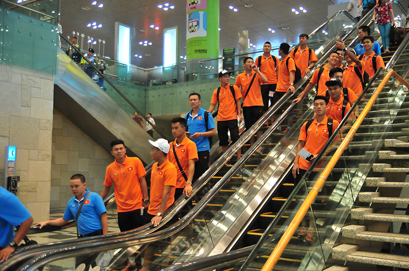 Vừa đặt chân tới Singapore, U23 Việt Nam gặp ngay 