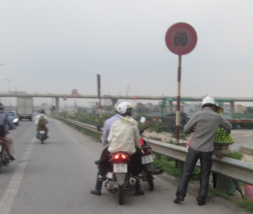 Hà Nội: Người dân ngang nhiên bán hàng dưới biển cấm