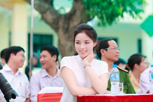 Hoa hậu Kỳ Duyên nhí nhảnh diễn kịch cùng danh hài Xuân Bắc, Tự Long