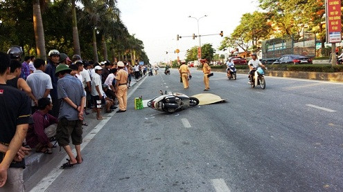Hà Nam: Xe máy va xe tải, người phụ nữ bị cán chết tại chỗ