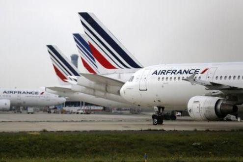 Máy bay Pháp hạ cánh khẩn cấp vì đe dọa có bom