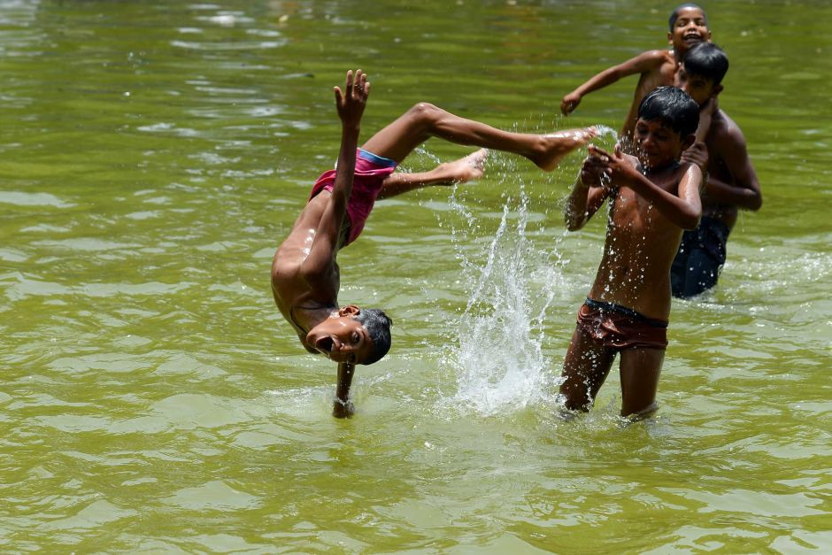 Chùm ảnh: Người dân Ấn Độ “trốn” nắng nóng kỷ lục gần 50 độ C