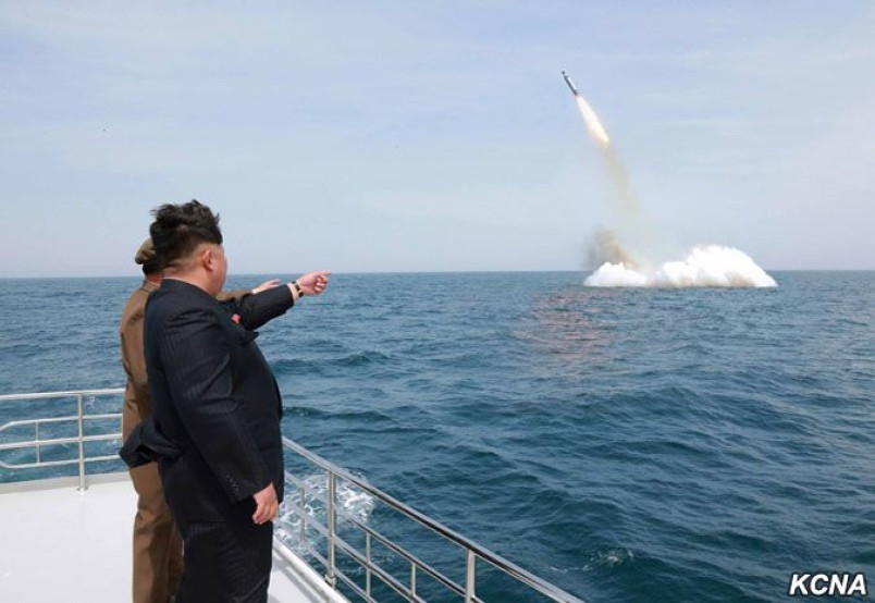 Mặc “nghi án” photoshop, Kim Jong-Un lại ca ngợi “sự thần kỳ” của SLBM 
