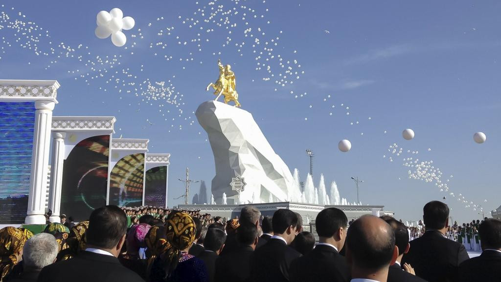 Tổng thống Turkmenistan dựng tượng vàng khổng lồ để tôn vinh mình