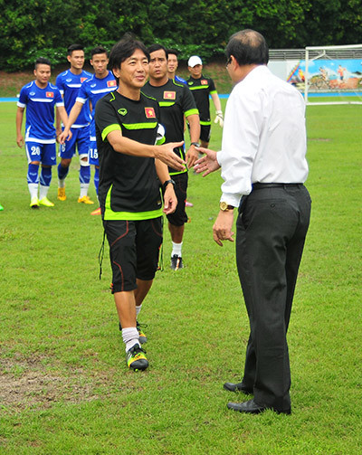 Đại sứ Việt Nam tại Singapore đến tận sân tập chúc ĐT U23 vào bán kết