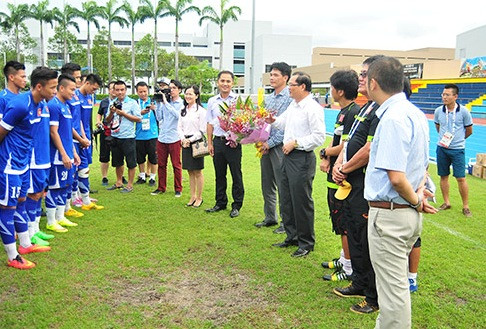 Đại sứ Việt Nam tại Singapore đến tận sân tập chúc ĐT U23 vào bán kết