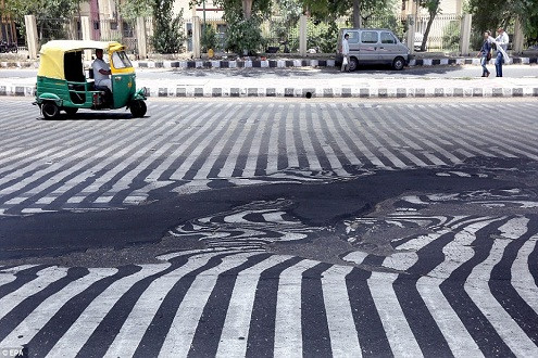 Ấn Độ: Nhựa đường tan chảy vì nắng nóng