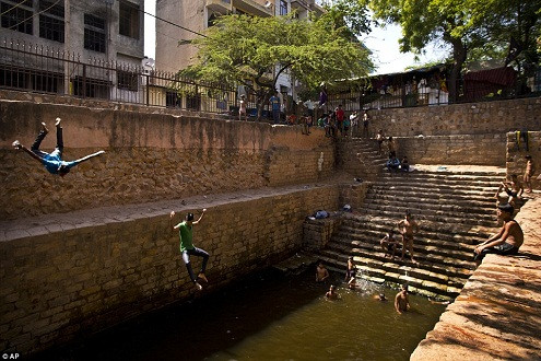 Ấn Độ: Nhựa đường tan chảy vì nắng nóng