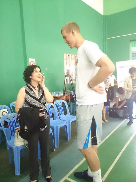 Ngôi sao bóng rổ nhà nghề Mỹ MaSon Plumlee thăm trường Lê Hồng Phong
