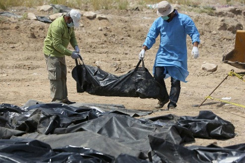 Iraq phát hiện nhiều hố chôn chứa hàng ngàn hài cốt nghi do IS hành quyết