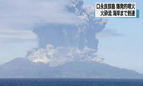 Núi lửa bất ngờ phun trào, Nhật di dân khẩn cấp