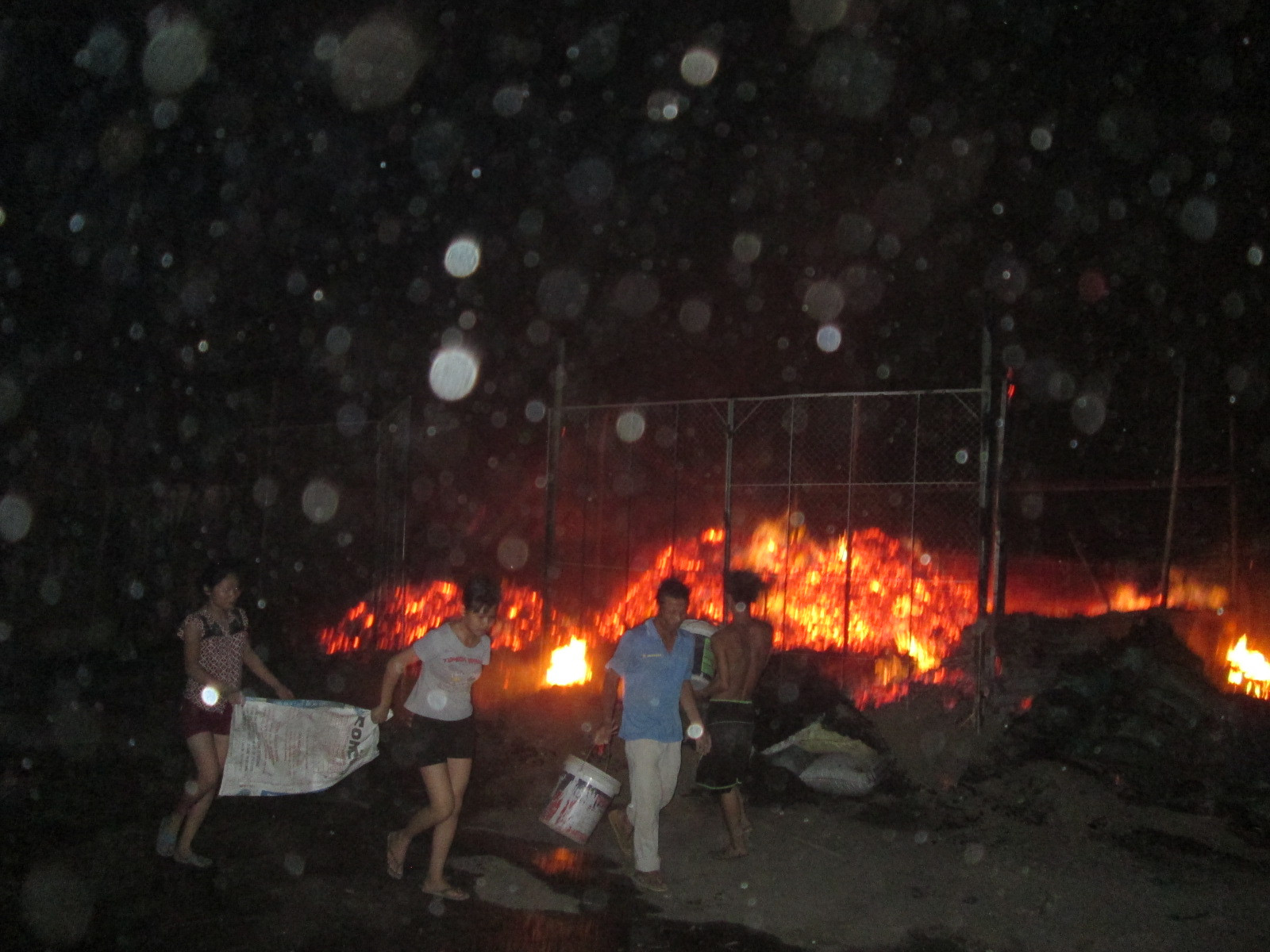 Hà Nội: Cháy lớn tại xưởng gỗ trên đường La Dương