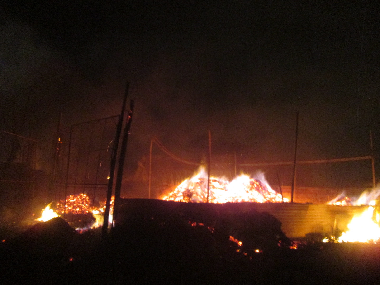 Hà Nội: Cháy lớn tại xưởng gỗ trên đường La Dương