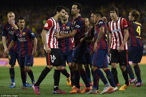Tin nóng trong ngày: Iniesta dính chấn thương; Neymar suýt ăn đòn vì gắp bóng