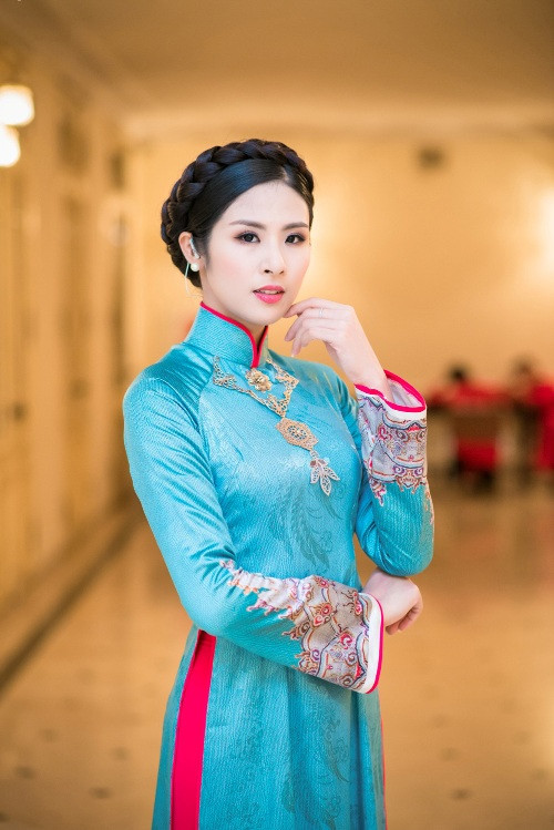 Hoa hậu Ngọc Hân duyên dáng trong áo dài họa tiết cung đình
