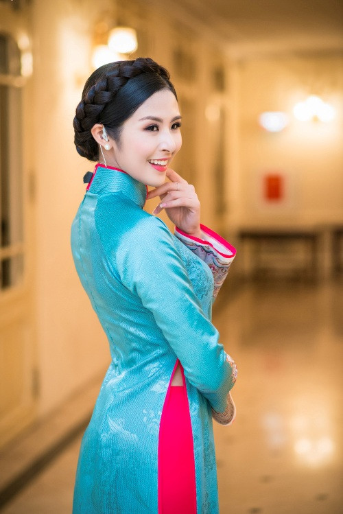 Hoa hậu Ngọc Hân duyên dáng trong áo dài họa tiết cung đình