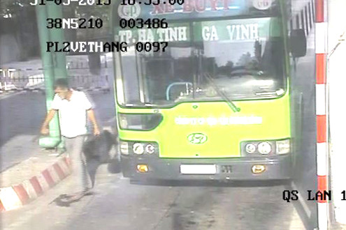 Nghi can đâm thủng bụng nhân viên xe buýt đã bị camera ghi hình