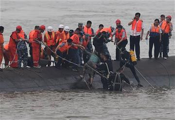 Chìm tàu trên sông Dương Tử: Con số thương vong lên tới 18 người, hơn 400 người vẫn mất tích