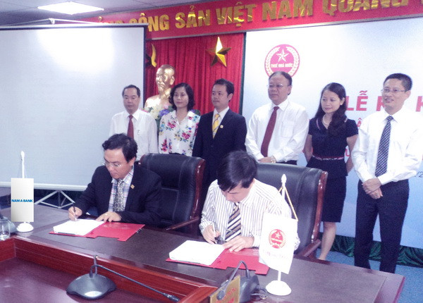 Ông Nguyễn Bình Phương, Phó Tổng Giám đốc Nam A Bank và đại diện Tổng cục Thuế ký kết thỏa thuận hợp tác tổ chức phối hợp thu NSNN và nộp thuế điện tử.
