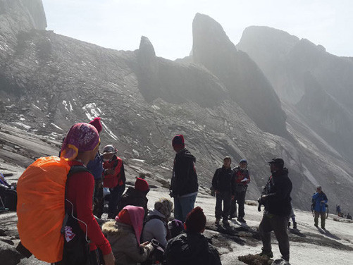 Hơn 150 nhà leo núi bị mắc kẹt sau trận động đất ở bang Sabah