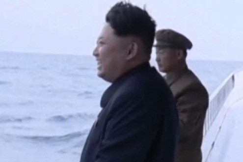 Kim Jong-Un tươi cười bên tàu ngầm phóng tên lửa