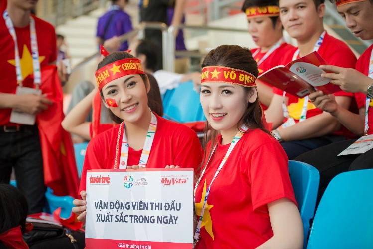 Dương Tú Anh, Đặng Thu Thảo cuồng nhiệt cổ vũ U23 Việt Nam trên sân Bishan
