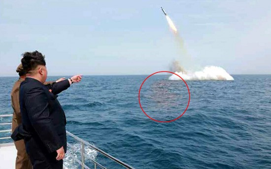Kim Jong-Un tươi cười bên tàu ngầm phóng tên lửa