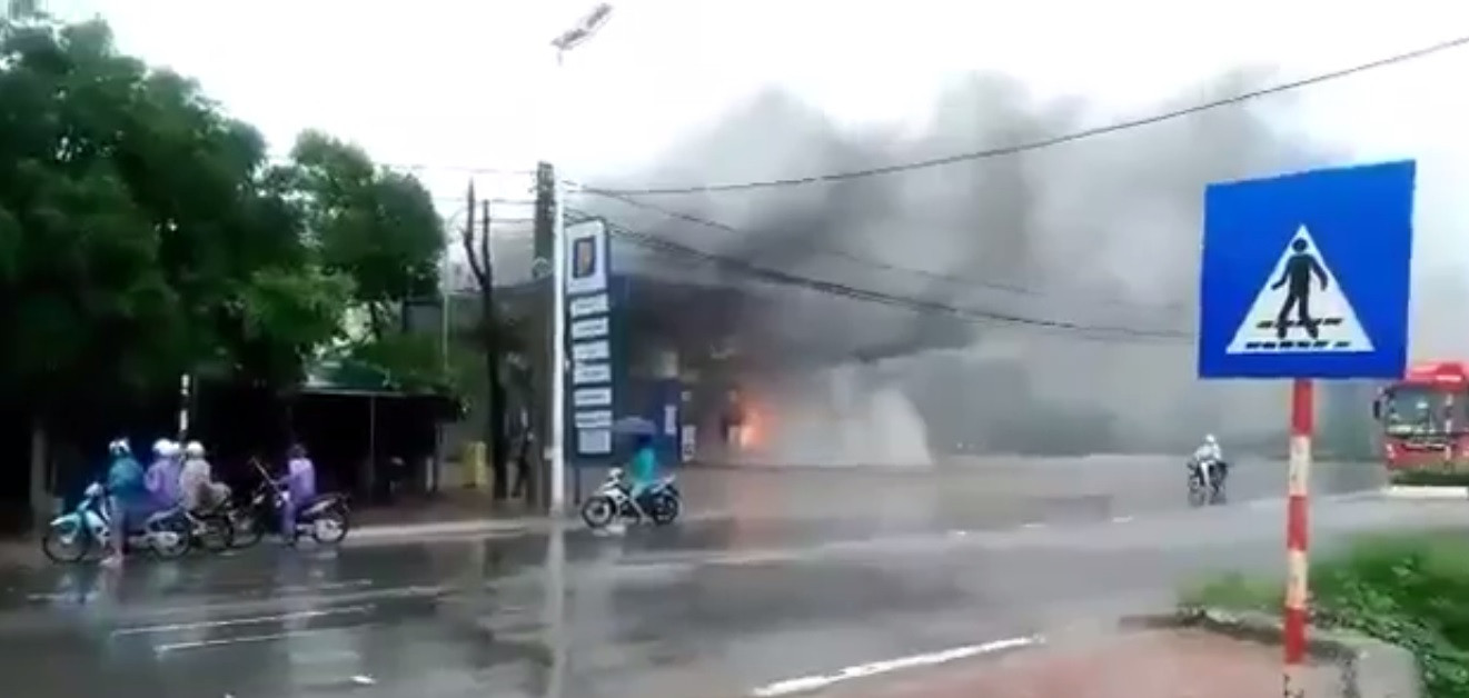 Video: Cây xăng bốc cháy dữ dội ở Quảng Ninh