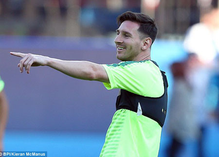 Chùm ảnh Messi và đồng đội tập nhẹ tại Berlin
