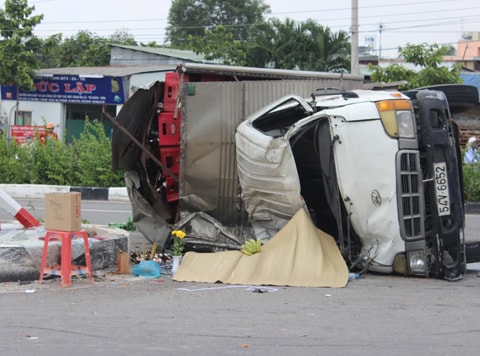 Va chạm giữa xe tải và ô tô, phụ xe văng xa hơn 10 mét tử vong tại chỗ