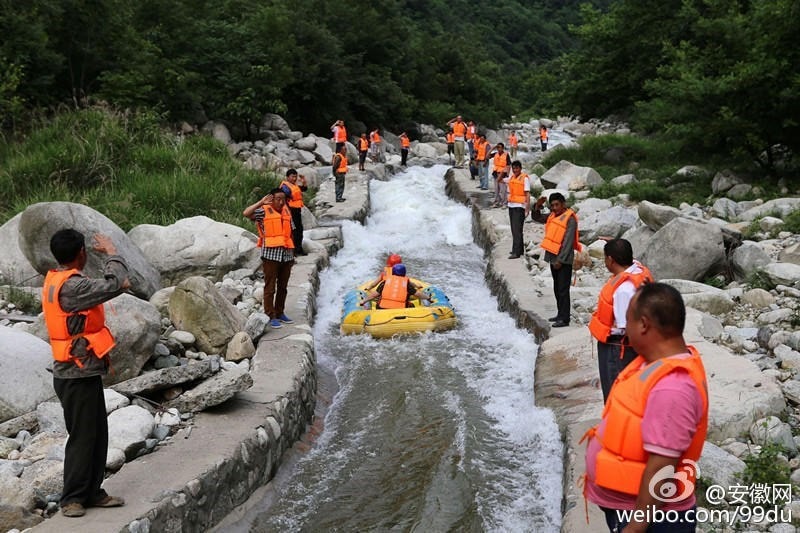 Đại gia bao trọn dòng suối để mừng sinh nhật bạn gái