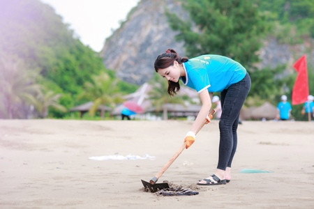 Hoa hậu Kỳ Duyên tươi cười nhặt rác tại bãi biển Cát Bà
