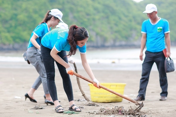 Hoa hậu Kỳ Duyên tươi cười nhặt rác tại bãi biển Cát Bà