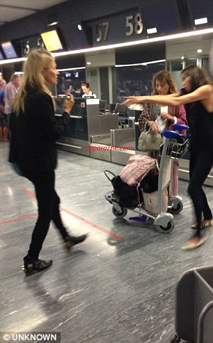 Siêu mẫu Kate Moss bị cảnh sát hộ tổng khỏi máy bay